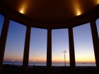 Forse andava bene anche in architettura...ma il soggetto  il tramonto, da un visuale diversa..., anzi i tramonti se notate ogni "settore" pu essere considerato una foto pi piccola a "se" con i propri elementi: l'isola, il lampione ecc. 
Forse la foto v leggermente croppata per togliere una piccola parte sotto, ma cos  completamente "al naturale come scattata", solo ridotta per l'invio.