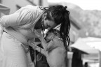 Questa  una delle prime foto scattate, domenica. Tra le bancherelle di una festa celtica ho scovato questo momento di intimit, purtroppo per la paura che "scappasse" il momento, il cagnolino  venuto leggermente sfocato sul naso (gi ripreso un po' in pp). Ho bisogno di consigli e commenti se ne avete voglia :) grazie in anticipo!
