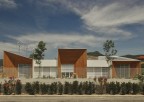 Salve, invio per la prima volta nel forum una mia fotografia. Si tratta di una scuola elementare in provincia di Pisa. Aspetto critiche per migliorare.
Dati foto: Canon eos 600d, sigma 10-20, 11mm, f/11, 1/160, iso 100