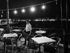 L'ultima coppia di turisti affascinata dalla vista sul canale della Giudecca non se ne voleva andare.A far tornare il sorriso a Mohamed, c'e voluta un improvvisa pioggia:tutti a casa.