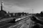 Stazione e treno visti da un cavalcacia