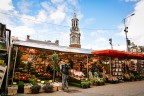 Una visita al mercato galleggiante dei fiori sul Singel. Sullo sfondo spicca la Munttoren ("Torre della Zecca").