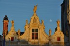 Bruges piazza del Burg al tramonto.