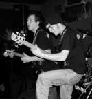 ed ecco il bassista ed il chitarrista impegnati in un riff coinvolgente!