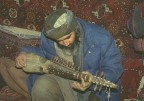 Nel negozio di questo 'Personaggio' sono andato varie volte, suonava quello strumento veramente bene e cantava, sembra incredibile, "Montagne verdi"