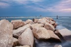 Il mare al tramonto, visto dalla scogliera di Lido di Dante.
All'orizzonte si scorge la piattaforma Angela Angelina.