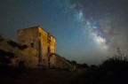 via lattea in una vecchia masseria abbandonata