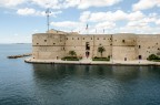 Il 30 settembre 2015, dopo 30 anni di servizio, la nave Granatiere va in pensione e torna nel mar piccolo di Taranto attraversando il canale navigabile e il ponte girevole.
