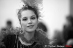 ragazza in costume alla sfilata di carnevale