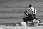 ...l'ho voluta scattare per due motivi, il primo per evidenziare una delle vocazioni oramai quasi perse della mia Brindisi, in secondo luogo il pescatore, unico e solo quella mattina,  ritratto in una zona un tempo affollatissima, la spiaggia di Sant'Apollinare, attualmente "estinta" per cedere il posto alla forte industrializzazione dell'area con tutte le ovvie conseguenze.