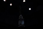 Ciao a tutti! In questo scatto mi sarebbe piaciuto valorizzare i fasci di luce provenienti dai fori circolari nella cupola di un hammam. Il risultato  un po' diverso; delle lame di luce purtroppo non c' traccia se non l'illuminazione fioca di una lanterna appesa al soffitto..
Suggerimenti su come ottenere l'immagine voluta e critiche sono graditissime.
Michel