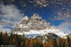 Il versante meno nobile (ma a mio parere sempre affascinante) delle 3 Cime si specchia nelle acque del lago di Antorno