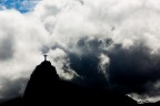 Durante la mia permanenza a Rio non c' stato proprio verso di vedere il Corcovado pulito e il Cristo in tutto il suo splendore (per fortuna quando ero proprio sul monte sono riuscito ad ammirarlo da vicino e soprattutto godere del panorama della citt, una vista incredibile) 

Nonostante ci ho scattato questa foto, che a me piace molto, dal Pan di Zucchero, per pochi attimi le nuvole che avvolgevano il Cristo si sono aperte leggermente lasciandolo intravedere e creando un'atmosfera abbastanza particol