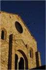 basilica di Aquileia, Udine, in una bella giornata di sole, con stormi che volteggiano nell'aria