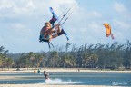 Paula Novotna (campionessa europea 2014 e 6a nell'attuale classifica mondiale di kitesurf freestile) durante l'allenamento quotidiano nella laguna di Cauipe - Brasile