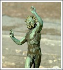 Guardate che dinamicit presenta questa scultura in bronzo..
Incredibile..
Sembra danzare realmente...