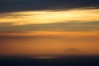 Come un fantasma, il vulcano Stromboli appare in lontananza nel suo silenzio e nella sua solitudine. E' possibile ammirare questo spettacolo anche dalla parte pi stretta della Calabria