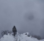 Immagine che cerca di imitare il rapporto tra uomo e natura del romanticismo, un rapporto dove il sublime annichilisce l'uomo e ne mostra la fragilit dinanzi alle forze che lo circondano.
Ispirato dal capolavoro di Caspar David Friedrich "Viandante sul mare di nebbia"