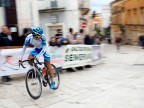 A 30 metri dall'arrivo, dopo 109 km, il primo arrivato si guarda alle spalle. Ma la vittoria ormai  sua.