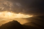 Il castello di Tiriolo domina il paesaggio durante un tramonto invernale.Situata sopra il punto pi stretto dell'istmo di Catanzaro, il borgo di Tiriolo&#65533;si affaccia sui meravigliosi scorci del Mar Jonio e Tirreno, della SIla e delle Serre, delle Isole Eolie.