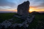 Il castello di Tiriolo sorgeva nella parte pi elevata del centro urbano di Tiriolo. Allo stato rudere, del castello  leggibile il suo impianto trapeizoidale con 4 torri agli angoli, 3 circolari ed una quadrata.