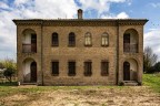 Una casa attualmente disabitata, nelle campagna del Ravennate, ripresa nei primi giorni di primavera.

Commenti e critiche benaccetti.