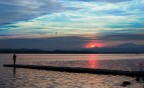 Tramonto sul lago di Varese con il profilo del Monte Rosa sullo sfondo.