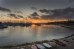 Un lampo squarci il cielo di luce viva, indi penetr baluginando, qual fredda lama di fuoco, il mare.