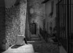 Uno scatto rubato. Un uomo di colore in un paese appena ristrutturato dopo il terremoto. E' rimasto fermo, assorto nei suoi pensieri anche se, nel silenzio, gli scatti della macchina fotografica si udivano chiaramente.