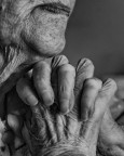 ...Chi conosce una certa cosa, ci crede: il vero credente vede con il proprio discernimento spirituale cio' che l'osservatore superficiale non vede coi propri occhi, e comprende attraverso l'intima riflessione cio' che sfugge alla logica esigente e acquisita di chi guarda l'esteriorit. Kahlil Gibran