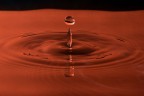 Goccia di acqua caduta in un recipiente