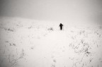 In marcia, tra neve e nebbie