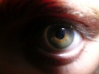 ho cercato di fare una macro sul mio occhio, ho trovato qualche difficolt, lo ammetto, per mi piaceva il gioco di ombre che si  ottenuto, e anche il flash non  poi cos stonato, non trovate?