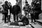 Scena che mi ha colpito per l'alternanza anagrafica degli spettatori. 
Torino 2017 - artista consenziente a farsi riprendere.
Prime prove di Street, un genere al quale mi sono avvicinato solo di recente.
Canon 5d mk I - Canon 50 1.8
