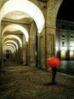 L'uomo con l'ombrello rosso.