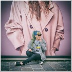 Ragazza seduta