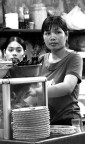 sguardi di donne ad Hanoi