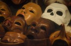 Foto di maschere in una vetrina di venezia durante il carnevale