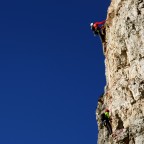 Gruppo del Sengio Alto (Piccole Dolomiti). Due alpinisti in cordata sulle guglie dette "Due sorelle". Novembre 2016