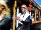 i passeggeri di un tram, nella direzione opposta a quello dal quale  stata scattata la foto