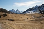 Sullo sfondo Piz Popena e a dx spuntano le cime del Cristallo che sovrasta Cortina d'Ampezzo.