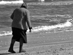 Chissa se oltre le vongole, questa signora cercasse anche qualche scampolo del suo tempo andato...
Chiedo scusa per il titolo un po' pretenzioso
(visto che chi  agli inizi casca sempre su tramonti, anziani etc.. ecco qua il mio contributo da niubbo :-) )