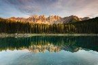 C' poco da fare. Quando ritorno in dolomiti il cuore mi si riempie di gioia. Tanta pace e serenit. Tutto riacquista ordine ed equilibrio. I tasselli si ricompongono alla perfezione e i valori trovano la loro giusta collocazione. 
Una esplosione di silenziose e vibranti emozioni che trovano la loro espressione in quello specchio cristallino, in quella lacrima ai piedi del Latemar.