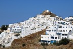 Vi presento Anafi. 
E' un'isola greca di 294 abitanti, appartenente all'arcipelago delle Cicladi, a sud della pi famosa Santorini. 
In questo reportage vi mostro in copertina il suo capoluogo, Chora, e a seguire la sua piazza principale. 
E' domenica mattina, ore 7.00. La preghiera, secondo un rito ortodosso al quale non ho potuto assistere,  terminata alle 10,30.