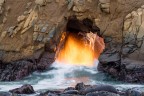 Pfeiffer Beach, California.
Una volta l'anno a fine Dicembre il sole al tramonto illumina l'interno di questo arco.