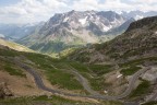 Francia - La Route des Grandes Alpes. E' un itinerario stradale lungo 684 km che attraversa le Alpi francesi da nord a sud passando per 16 valichi alpini di cui 6 a pi di 2.000 m di altezza.