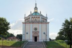 Crespi  il nome della famiglia di industriali cotonieri lombardi che a fine Ottocento realizz un moderno "Villaggio ideale del lavoro" accanto al proprio opificio tessile, lungo la riva bergamasca del fiume Adda.
Il Villaggio Crespi d'Adda  una vera e propria cittadina completa costruita dal nulla dal padrone della fabbrica per i suoi dipendenti e le loro famiglie. Ai lavoratori venivano messi a disposizione una casa con orto e giardino e tutti i servizi necessari.
Oggi, Patrimonio dell'Unesco.