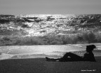 una bella ragazza si lascia bagnare dal mare agitato...