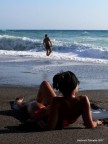 Una donna in riva al mare si gode lo spettacolo