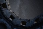 La via lattea vista dalle rovine di una chiesa